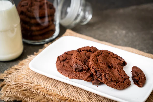 Biscoitos Chocolate Com Chips Chocolate Fundo Madeira — Fotografia de Stock