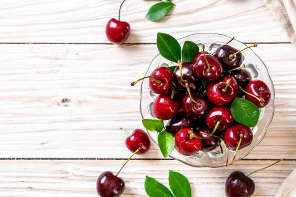 Ahşap arka planda taze kirazlar