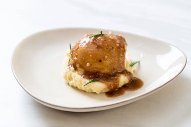 Ev yapımı soslu patates püresi.