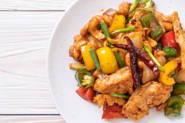 Kaju fıstığı - Asya gıda ile tavada kızartılmış tavuk