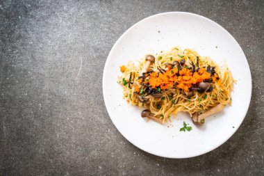 Spagetti mantar, karides yumurta ve yosun - füzyon gıda tarzı