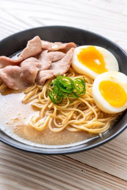 domuz eti ve yumurta - Japon tarzı ile TONKOTSU ramen erişte