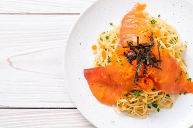 spagetti ile füme somon ve karides yumurta - füzyon gıda tarzı