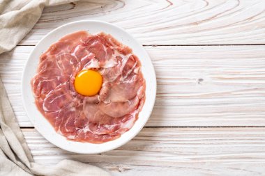 taze dilimlenmiş domuz ham yumurta pişirme veya shabu shabu ve sukiyaki yapma ile