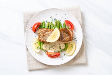 Izgara balık bifteği.
