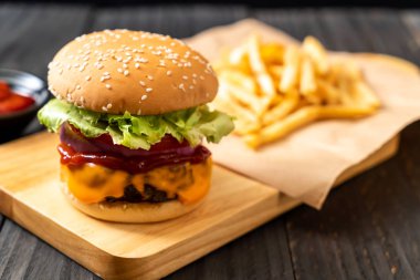 taze lezzetli biftek burger peynir ve ahşap zemin üzerine ketçap