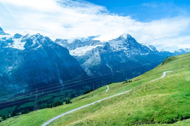 Güzel Alps dağ Grindelwald, İsviçre mavi gökyüzü ile