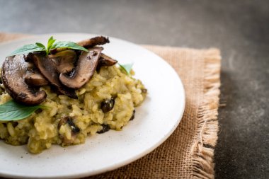 Pesto ve peynir ile ev yapımı Mantarlı Risotto