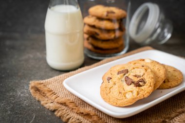 ahşap zemin üzerine çikolata parçaları ile tanımlama