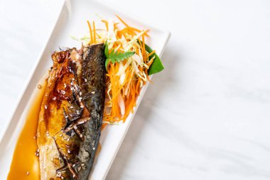 Teriyaki sosu - Japon yemekleri tarzı ile ızgara Saba Balık biftek