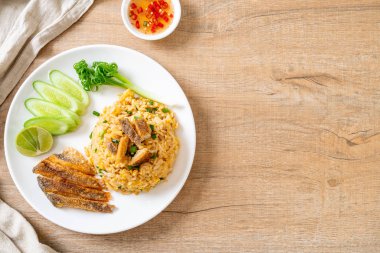 gevrek gurami balığı - Asya gıda tarzı ile kızarmış pilav