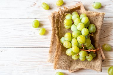 ahşap arka plan üzerinde taze yeşil üzüm
