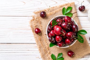 Ahşap arka planda taze kirazlar