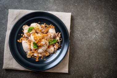 Kızarmış kalamar ya da tabakta sarımsak olan ahtapot.