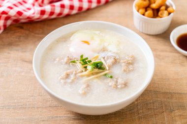 Kase içinde kıymalı pirinç lapası Asya usulü kahvaltı.