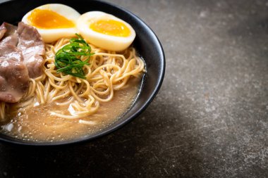 domuz eti ve yumurta - Japon tarzı ile TONKOTSU ramen erişte