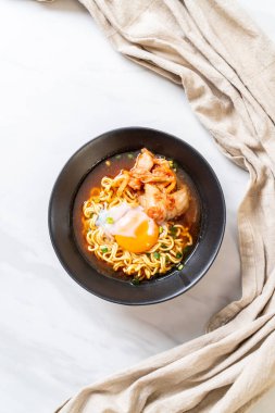 Kimchi ve yumurta - Korece ramen tarzı ile Kore anlık erişte