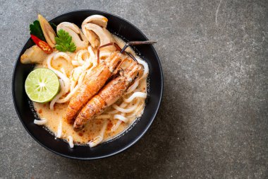 Baharatlı karides udon ramen noodle (Tom Yum Goong) - Japon füzyon gıda tarzı