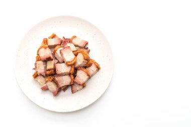 gevrek domuz eti veya beyaz arka plan üzerinde izole derin kızarmış domuz eti