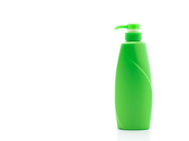 Beyaz arka plan üzerinde izole şampuan veya saç kremi şişe