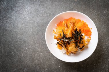 karides tempura pirinç kase karides yumurta ve yosun - Japon gıda tarzı