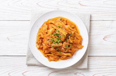 Kore usulü kimchi ile kızartılmış domuz eti.