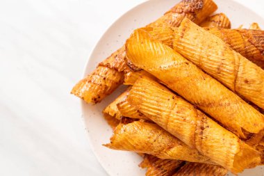 Çıtır çıtır kurutulmuş kalamar ruloları tabakta.