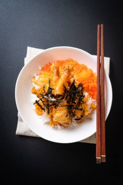karides tempura pirinç kase karides yumurta ve yosun - Japon gıda tarzı