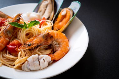 Deniz ürünleri makarna makarna midye, karides, Squis, midye ve domates - İtalyan yemeği tarzı ile