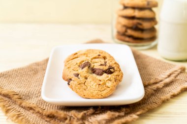 ahşap zemin üzerine çikolata parçaları ile tanımlama