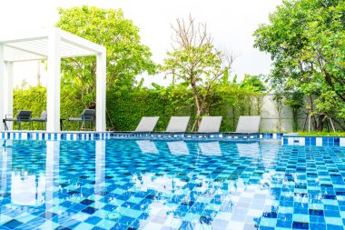 Otel ve tatil seyahat ve tatil için açık yüzme havuzunda havuzuyla yatak