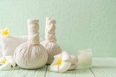 Spa bitkisel top mum ve orkide - güzellik kavramı ile sıkıştırma