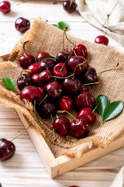 Ahşap arka planda taze kirazlar
