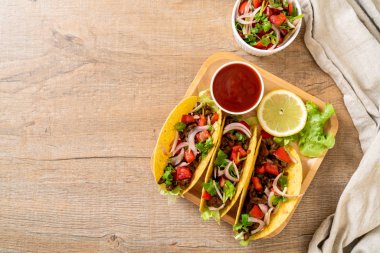 Meksika usulü et ve sebzeli taco.