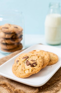 ahşap zemin üzerine çikolata parçaları ile tanımlama