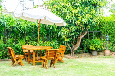 boş ahşap açık veranda masa ve sandalye dekorasyon ev bahçe