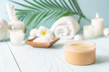 Ahşap zemin üzerine kurulmuş kaplıca tedavileri - Güzellik konsepti