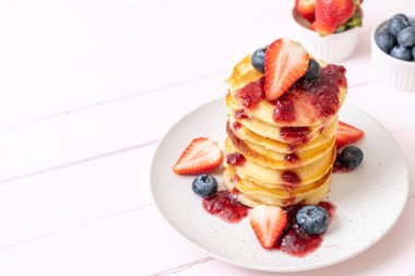 çilek, yaban mersini ve berry sos ile gözleme