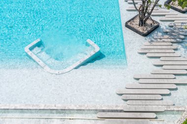 Havadan görünümü güzel lüks otel yüzme havuzu çare ile bir yürüyüş yolu