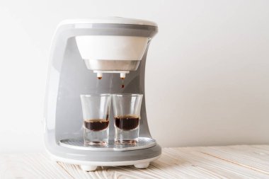 Kahve makinesi ahşap arka planda kahve yapıyor.