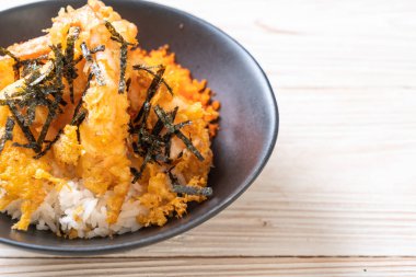karides tempura pirinç kase karides yumurta ve yosun - Japon gıda tarzı
