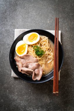 domuz eti ve yumurta - Japon tarzı ile TONKOTSU ramen erişte