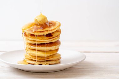 tereyağı ve bal ile krep yığını