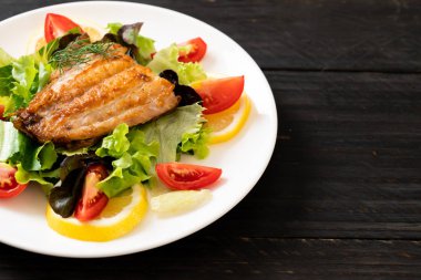 Izgara balık bifteği.