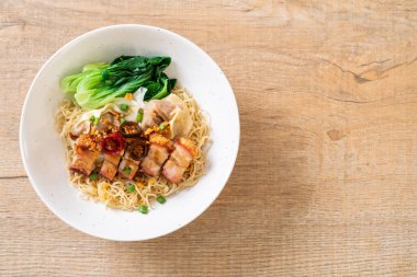 gevrek domuz yağı ve mantı - Asya gıda tarzı ile yumurta şehriye çorbası