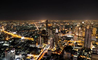 Güzel şehir mimarisi ve Bangkok cityscape Tayland gece bina