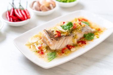 Kireç soyunma - orfoz balığı fileto Chili Lime Soslu buğulama Asya gıda tarzı