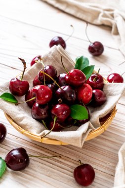 Ahşap arka planda taze kirazlar
