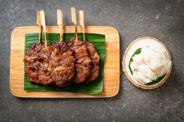 Beyaz pilavlı ızgara süt domuzu. Tayland sokak yemeği tarzı.