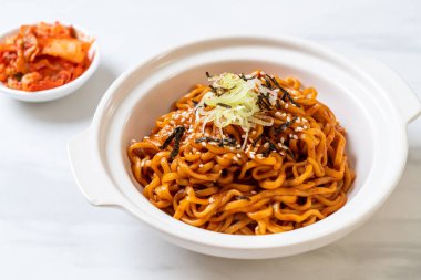 Kore sıcak ve baharatlı anlık noodle kimchi - Kore yemeği tarzı ile